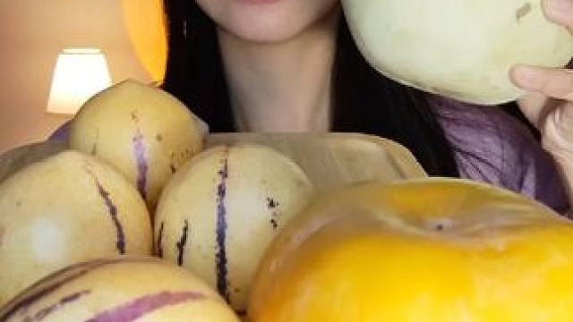 网上火的爆汁水果吃吃 