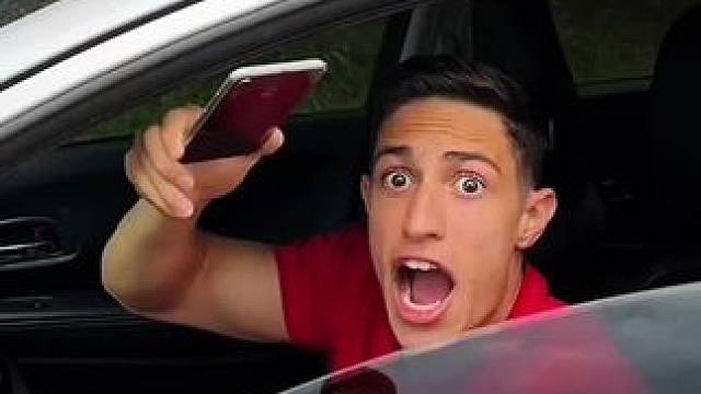 用手机测试车窗力量，到底谁更胜一筹？#看一遍笑一遍 #意想不到的结局 #万万没想到 #这操作都看傻了