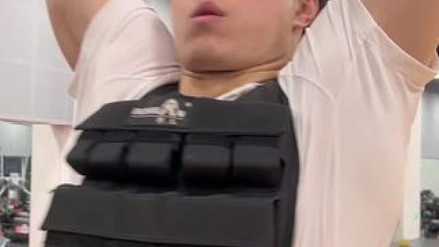 “就怕那些更有天赋的人，比你更努力”#覃海洋 #游泳运动员 #负重引体向上