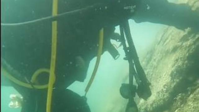 抓螃蟹#潜水 #水下摄影 #赶海 #户外赶海抓海鲜 #现场实拍 潜水抓鱼