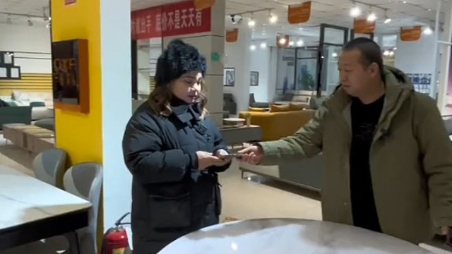 俩服务员没明白老板意思，应该是让抹个零头，不是抹个零哈哈