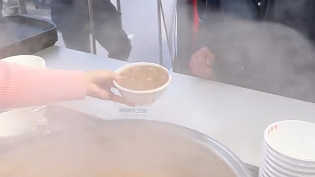 还没盛呢，手都摸到碗底了