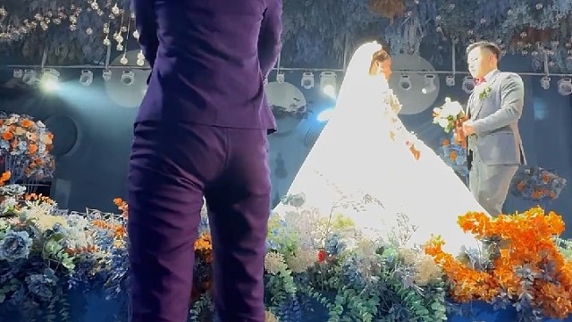 这撒花的姿势好飒，行云流水