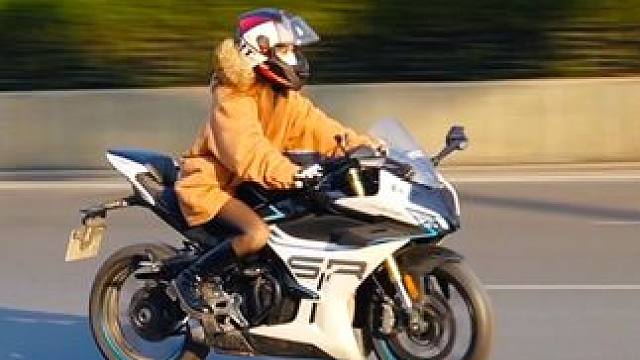 冬天的骑行浪漫，大概就是有一个愿意陪你吹冷风的挡泥板#西安机车街拍 #南门追焦 #西安女骑