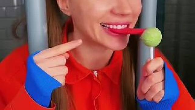 为了能偷吃保安的巧克力，假装把舌头粘住了！#看一遍笑一遍 #意想不到的结局 #老外迷惑行为 #这谁顶