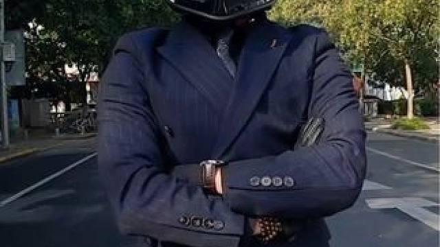 该轮到我了吧？来一组西装摩托佬等红绿灯日常#机车 #西装