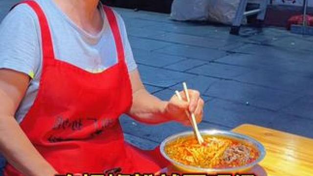 阿姨居然也吃自己的螺蛳粉！#螺蛳粉 美食推荐官 #嗦粉 #为家乡美食打call #四川地方特色