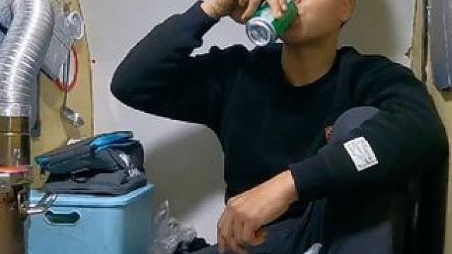 寒冬腊月躲在小房车里烧炉子取暖喝着啤酒烤土豆吃，生活太惬意了 #床车旅行 #床车生活 #冬季户外露营