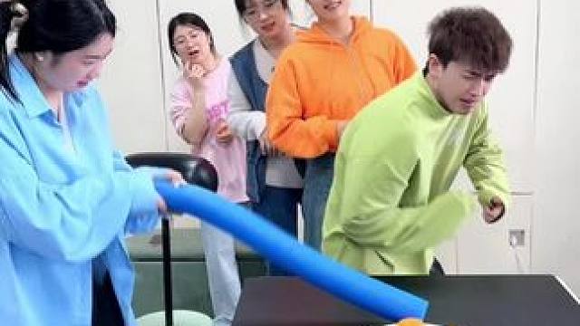 反应力测试，哈哈最后一下看笑我了#办公室游戏 #高手过招 #趣味游戏