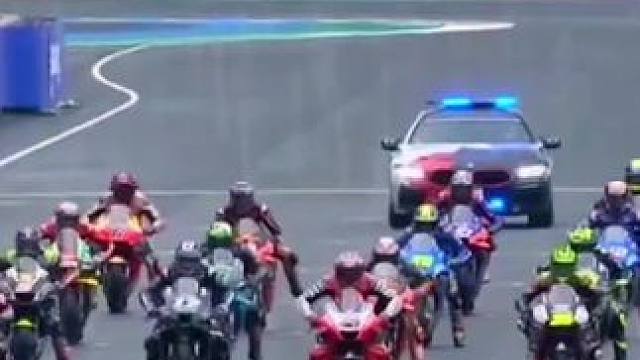 #摩托车比赛 #大神控车 #压弯 #雨天比赛 #专业动作请勿模仿