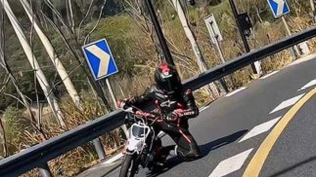 怎么个事啊 这车都没断奶就被童无敌拉出来压弯了#机车 #跑山