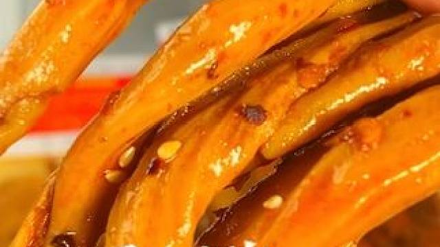 香辣爽口的鸭脆肠，脆嫩爽口，一口惊艳，直接吃或配饭都不错。#鸭脆肠 #追剧小零食 #零食推荐