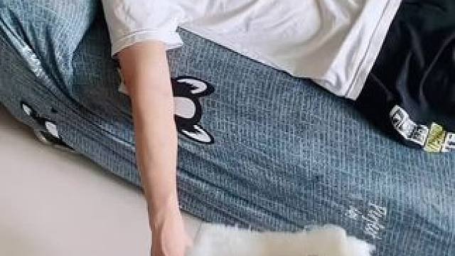 整蛊一下睡觉的哥哥