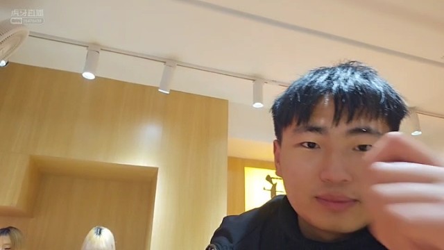 两个小姐姐问虎牙直播赚钱不