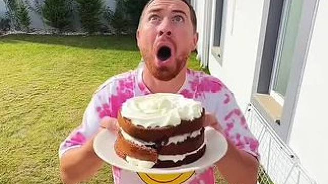 蛋糕加糖果的奇葩吃法，这操作简直太牛了！#看一遍笑一遍 #意想不到的结局 #万万没想到 #这操作都看