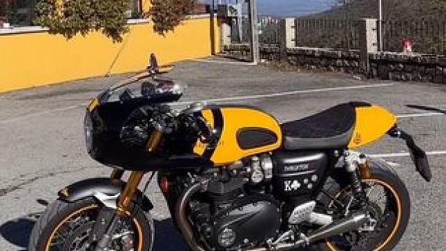 “大黄蜂”凯旋 thruxton 猪头罩 
#凯旋摩托 #caferacer #机车改装 #摩托车 