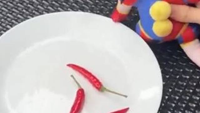 帕姆尼吃完小米辣身后竟然冒火了