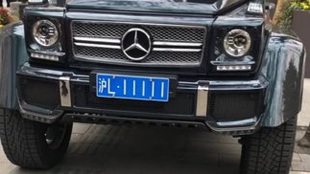 上海街头偶遇全国唯一一台迈巴赫G650，五个一的车牌气场太强了#迈巴赫 #奔驰大g #迈巴赫g650