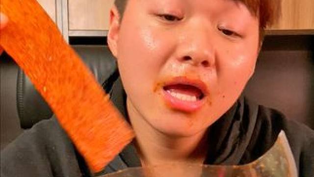 无辣不欢的姐妹看过来，我好久没被辣成这样过了，不信你们试试 #好吃到停不下来 #追剧小零食 #零食推