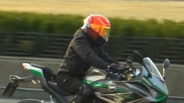 2024.1.4南门
第四组
新的一周开始啦！
快来看看本期南门摩友都骑的什么车车吧！
#机车 #哈