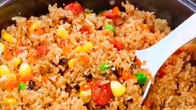 可口美味懒人炒米饭做法来了，赶紧做起来试试吧#懒人焖饭 #美食教程 #懒人美食教学 #面食分享 #黄