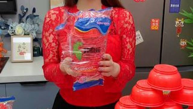 逢年过节家庭聚餐，一次性碗筷一定少不了，干净卫生又方便，还不用刷碗#一次性碗 #一次性餐具#喜庆好看