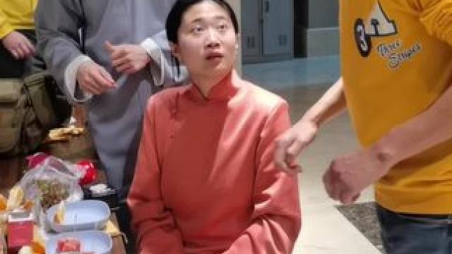 过年了聚会用这招逗一下身边的朋友以及家人特别有趣哦#魔术教学 #给大家变个魔术