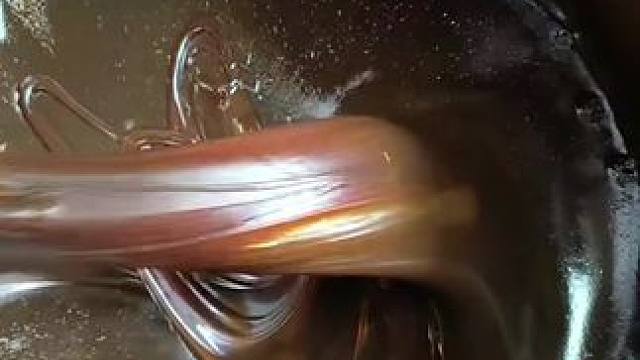 装麦芽糖也是个技术活儿#家乡特色美食 #我的家乡特产