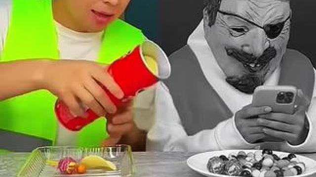 小伙和爷爷分摊零食，结局让人太惊喜了！#看一遍笑一遍 #意想不到的结局 #万万没想到 #沙雕老外 #