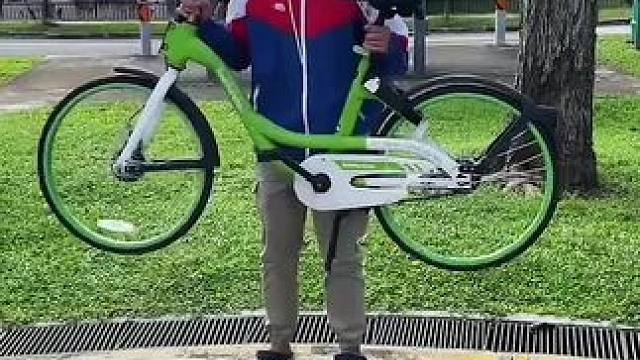 用自行车辅助拔牙齿，这操作简直太有才了！#看一遍笑一遍 #意想不到的结局 #这操作都看傻了 #沙雕日