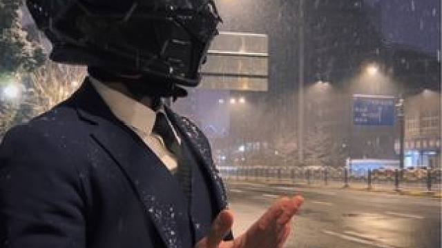 好想变成雪，可落先生肩。#机车 #前奏一响拾起多少人的回忆 #丽水下雪 #下雪文案