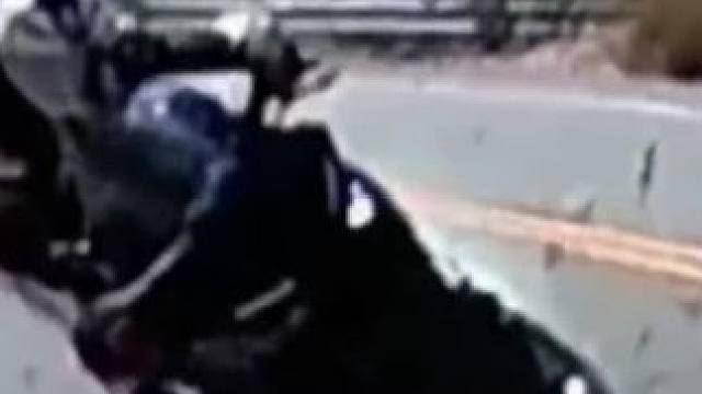 国外机车大神摔车大集结 。#日常摔车 #每个男人都有一个机车梦 #终究是摩托车扛下了所有 #滑胎过弯