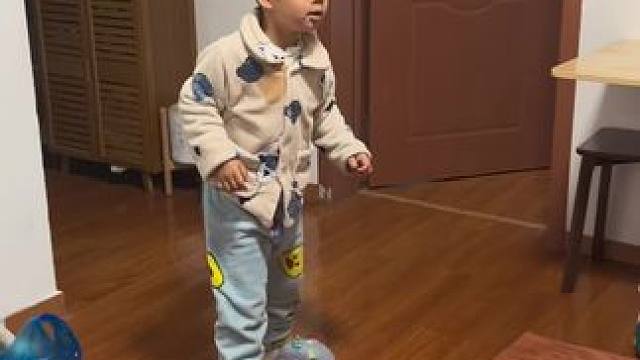 每天看视频偷学李小龙的招数，约我实战