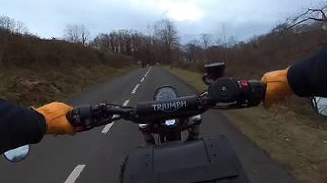 路遇动物千万不要按喇叭，不要大油门 #复古机车 #凯旋小攀爬 #机车第一视角 #摩旅人生