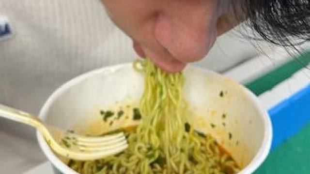 越吃越上头的白象香菜泡面 面条Q弹，汤底浓郁，香菜味十足，宵夜来一碗真的太满足了#白象#泡面#白象方