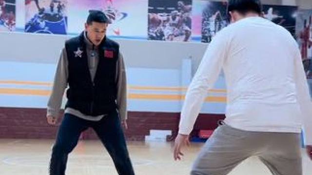 #篮球 #日常训练 #一分钟干货教学 
热身综合脚步系列
｜前后碎步切换左右往前
｜前后跳跃切换左右