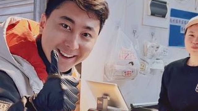 今晚夜宵吃点啥？大饼夹一切
#街边小吃 #天儿冷吃点啥 #同城美食 #以物换物 #街头采访