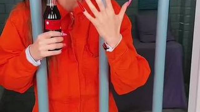 为了能偷吃到保安巧克力，假装把美甲弄断！#看一遍笑一遍 #意想不到的结局 #这操作都看傻了 #沙雕老