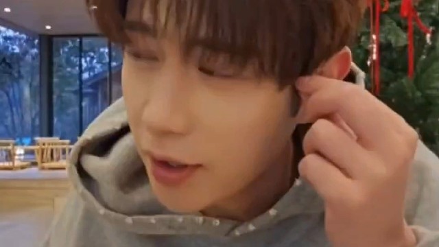 在场的哪一个不都是风流倜傥的