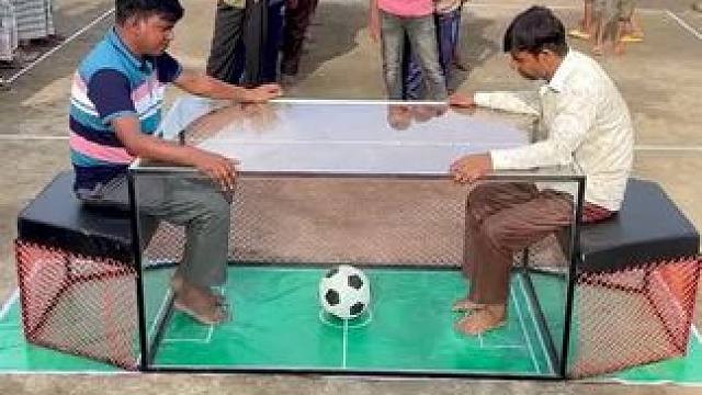 你看过坐着打的足球赛吗，今天来给你展示一下#这群人太会玩了 #外国人真会玩 #国外游戏