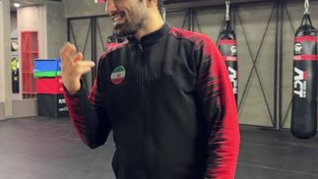 尼卡教练来临沂快一年了，给前台个任务，教尼卡讲中文，大家看一下他说的怎么样？需不需要扣前台工资？@A