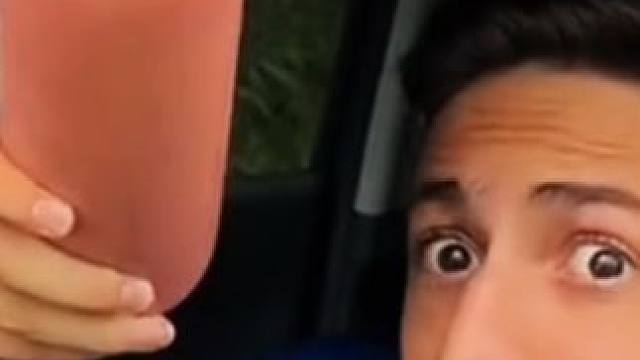 用巨型香肠判定车窗性能，结果真是太意外了！ #国外搞笑 #搞笑老外 #黑人小哥 #老外真会玩 #老外