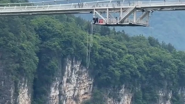 一声尖叫三千尺，混身冒汗魂飞散！