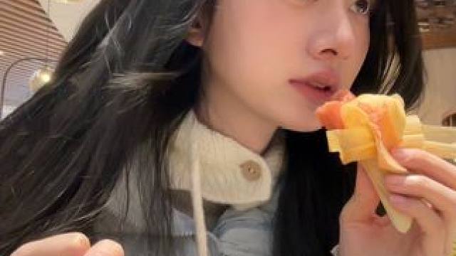 e人独处是个时光vlog｜暴饮暴食一整天！
今天也是享受独处的一天～
终于吃到了心心念念的奶油火鸡面