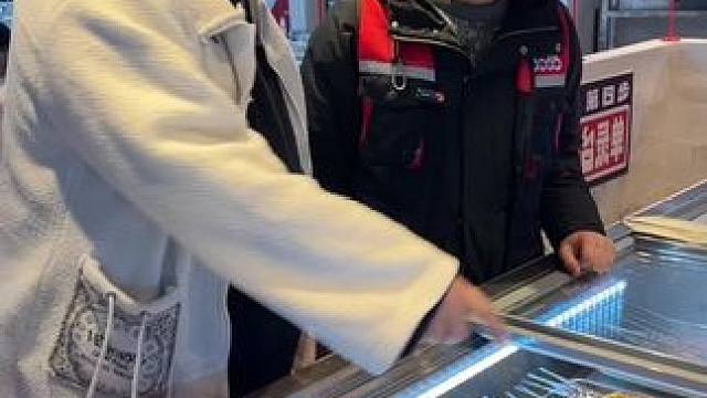 湘潭冬季来临，这一款钱一手的烧烤不香吗，是一手喔，围着烧烤炉子烤火真的舒服#湘潭 #劲烤地摊牛肉小串