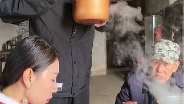 大儿子我做饭辛苦了，多吃点饭，我说只要一口就可以了，这孩子真不懂事的咬一口给我，爷爷还补一句自己孩子