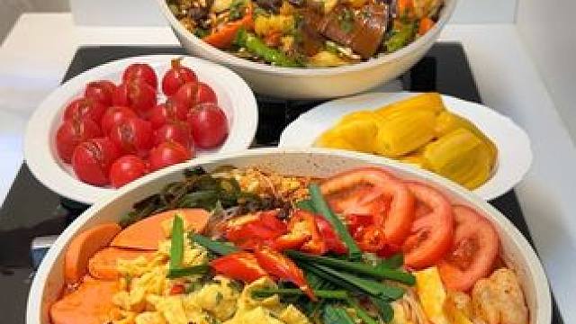 在家做饭｜当你有一个会做饭的老婆
fafa的菜单
泡椒米线火锅
炸土豆
烧仙草小芋圆
美食推荐