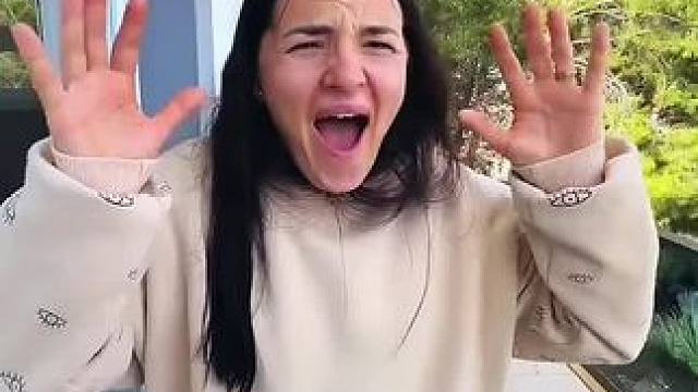 宠物即将从高处掉落，美女急得手忙脚乱！#看一遍笑一遍 #万万没想到 #意想不到的结局 #老外真会玩 