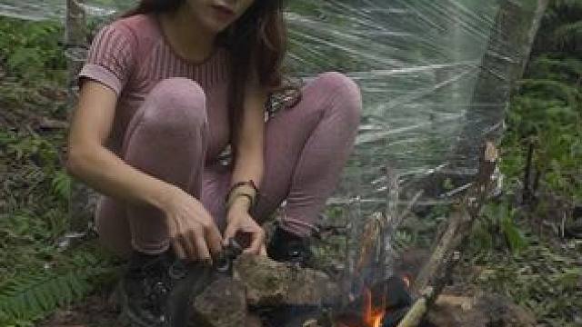 大家熟悉的丝袜妹小芳，做了个简易的钓鱼装备忙了一中午只钓了一个螃蟹