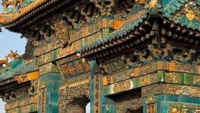 明清时期的山西民间经济不知有多发达，仅仅一座村里的真武庙前琉璃牌坊，就如此华丽，民间集资的建筑都能够